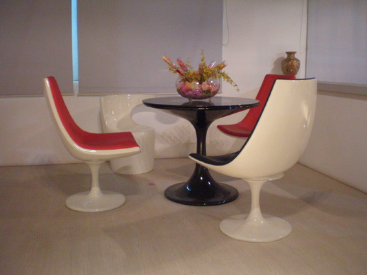Replica White Color Bar Stool Table And Chairs Full Fiberglass Swivel Base Tulip Shape